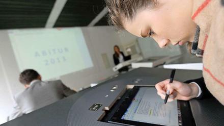 Am Internat Schloss Neubeuern bei Rosenheim (Bayern), werden Aufgaben nicht auf Papier, sondern auf einem Tablet-PC gelöst. 