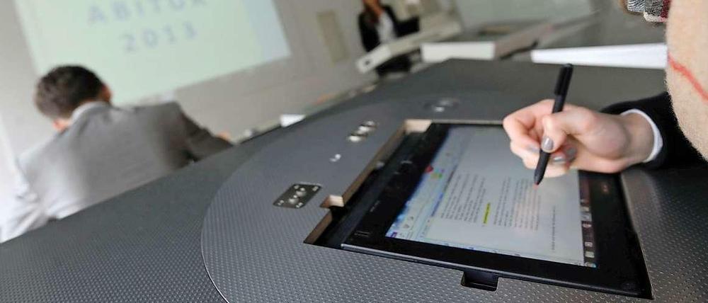 Am Internat Schloss Neubeuern bei Rosenheim (Bayern), werden Aufgaben nicht auf Papier, sondern auf einem Tablet-PC gelöst. 