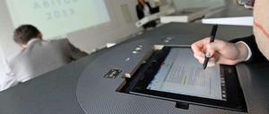 Am Internat Schloss Neubeuern bei Rosenheim (Bayern), werden Aufgaben nicht auf Papier, sondern auf einem Tablet-PC gelöst.