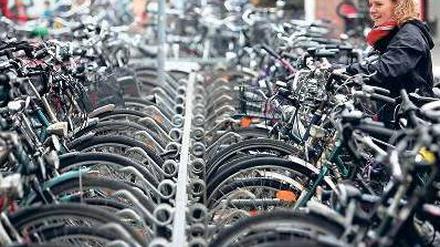 Fahrradstadt Münster. Hier wird nicht nur in Fahrradständer investiert. Auf sieben Grünschneisen führt der Radverkehr seit Jahrzehnten von der Stadt in das Umland. Foto: dpa