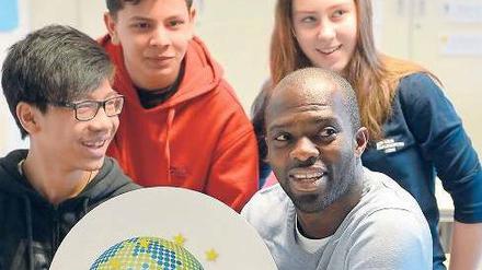 Steckt Potenzial drin. Der Fußballer Hans Sarpei kommt bei Jugendlichen gut an.Foto: dpa