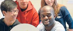 Steckt Potenzial drin. Der Fußballer Hans Sarpei kommt bei Jugendlichen gut an.Foto: dpa