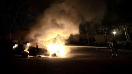 Explosive Mischung: In Vororten wie Husby organisieren Anwohner Patrouillen, während die Feuerwehr gegen die Brände kämpft.