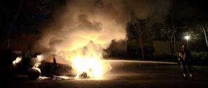 Explosive Mischung: In Vororten wie Husby organisieren Anwohner Patrouillen, während die Feuerwehr gegen die Brände kämpft.