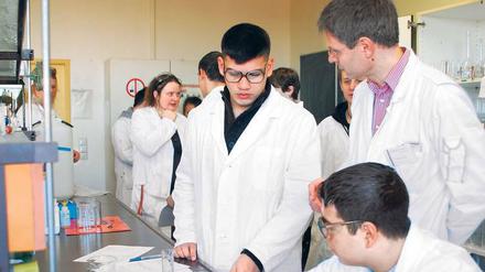 Hoher Anspruch: Schüler der Helmholtz-Sekundarschule im Labor des Lise-Meitner-Oberstufenzentrums.