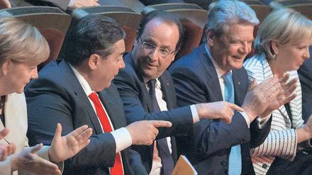 Bundeskanzlerin Merkel, SPD-Chef Gabriel, Frankreichs Präsident Hollande, Bundespräsident Gauck und die nordrhein-westfälische Ministerpräsidentin Kraft verfolgten den Festakt in Reihe eins.