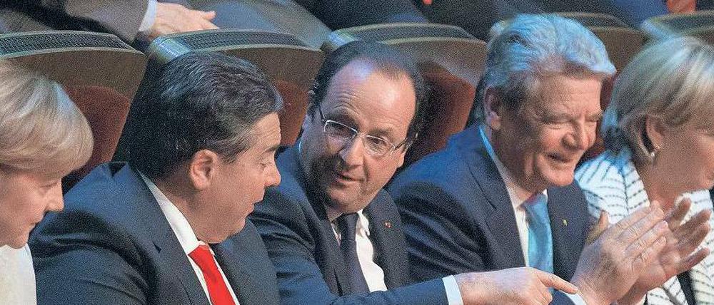 Bundeskanzlerin Merkel, SPD-Chef Gabriel, Frankreichs Präsident Hollande, Bundespräsident Gauck und die nordrhein-westfälische Ministerpräsidentin Kraft verfolgten den Festakt in Reihe eins.