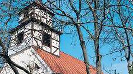 Fachwerk und Feldstein. Die Kirche in Trebus steht am Jakobsweg und geht auf das 13. Jahrhundert zurück.