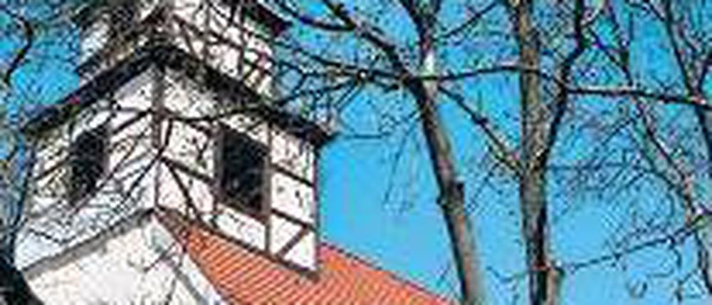Fachwerk und Feldstein. Die Kirche in Trebus steht am Jakobsweg und geht auf das 13. Jahrhundert zurück.