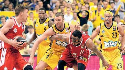 Ich geb’ euch gleich einen Korb. Die Bayern-Spieler um Steffen Hamann (mit Ball) hatten am Mittwoch in Berlin phasenweise leichtes Spiel und gewannen 79:73 bei Alba. 