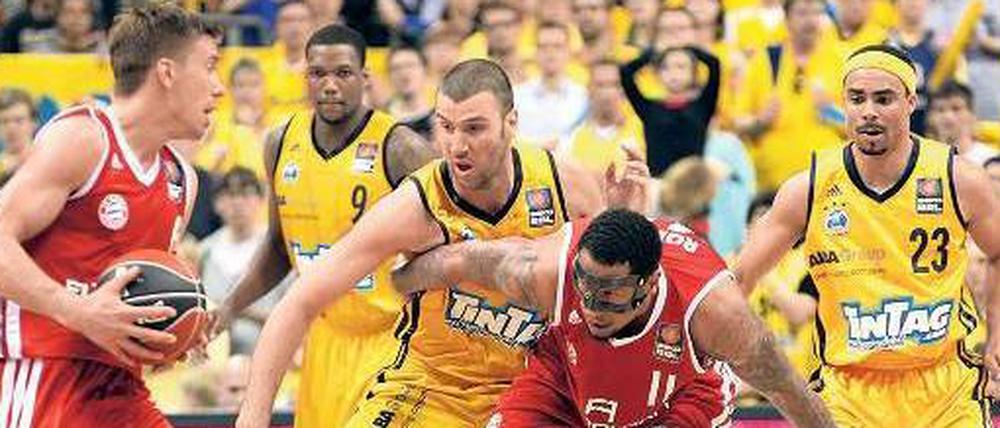 Ich geb’ euch gleich einen Korb. Die Bayern-Spieler um Steffen Hamann (mit Ball) hatten am Mittwoch in Berlin phasenweise leichtes Spiel und gewannen 79:73 bei Alba. 