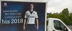 Die Schalker feiern schon, auch wenn angeblich noch nichts in trockenen Tüchern ist.