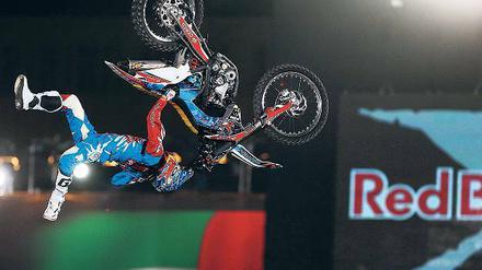 Waghalsige Stunts als Markenzeichen. Ein Motocross-Fahrer von Red Bull. Foto: AFP