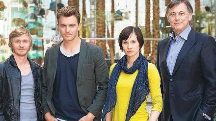 Jüngstes Ermittler-Team des „Tatorts“. Benjamin Kramme (links), Friedrich Mücke (Zweiter von links) und Alina Levshin ermitteln in Erfurt. Und Michael Smeaton produziert den Krimi für den Mitteldeutschen Rundfunk. Foto: MDR