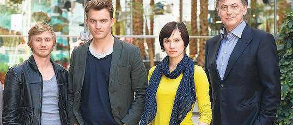 Jüngstes Ermittler-Team des „Tatorts“. Benjamin Kramme (links), Friedrich Mücke (Zweiter von links) und Alina Levshin ermitteln in Erfurt. Und Michael Smeaton produziert den Krimi für den Mitteldeutschen Rundfunk. Foto: MDR
