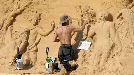 Pedro Mira arbeitet in Ludwigsburg bei der Ausstellung "Sandwelt 2013" an dem Kunstwerk "Das Urteil des Paris".