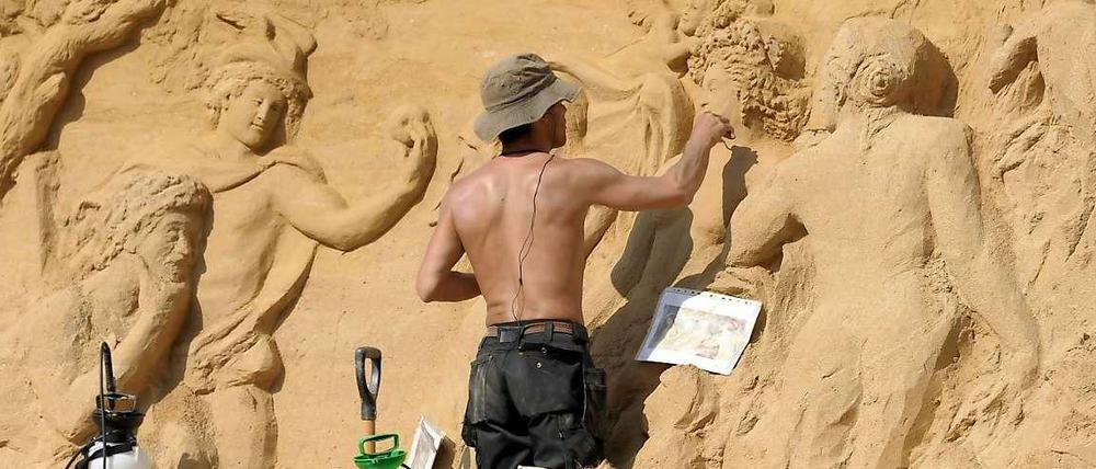 Pedro Mira arbeitet in Ludwigsburg bei der Ausstellung "Sandwelt 2013" an dem Kunstwerk "Das Urteil des Paris".
