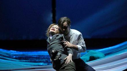 Elena Zhidkova als Venus und Daniel Frank als Tannhäuser mit Nazi-Binde in der Inszenierung von Burkhard C. Kosminski an der Rheinoper Düsseldorf.