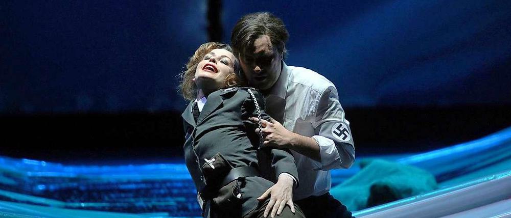 Elena Zhidkova als Venus und Daniel Frank als Tannhäuser mit Nazi-Binde in der Inszenierung von Burkhard C. Kosminski an der Rheinoper Düsseldorf.