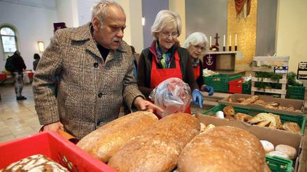 Essensausgabe bei der Berliner Tafel