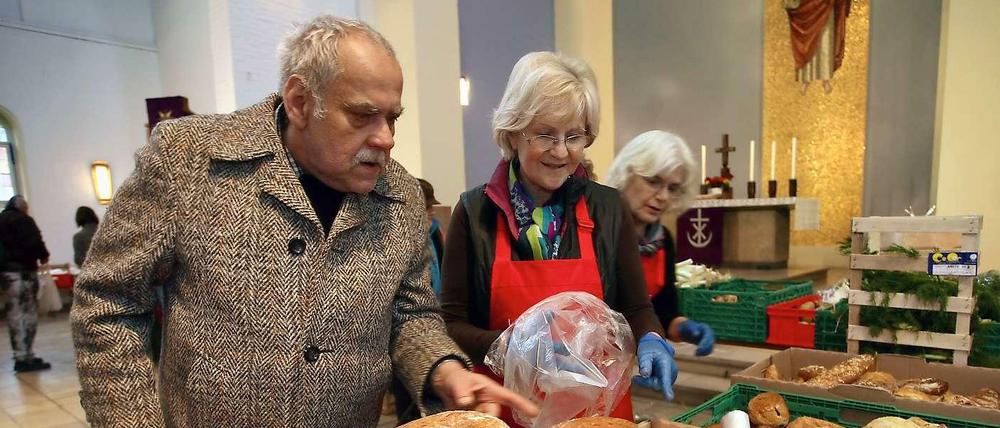 Essensausgabe bei der Berliner Tafel