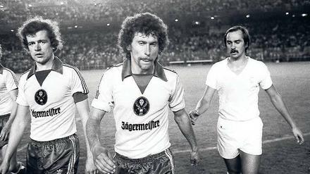 Als Paul Breitner (M.) von Real Madrid zur Eintracht nach Braunschweig wechselte. Das Ablösespiel gewann Real, mit dem damals juvenil wirkenden Uli Stielike (r.).