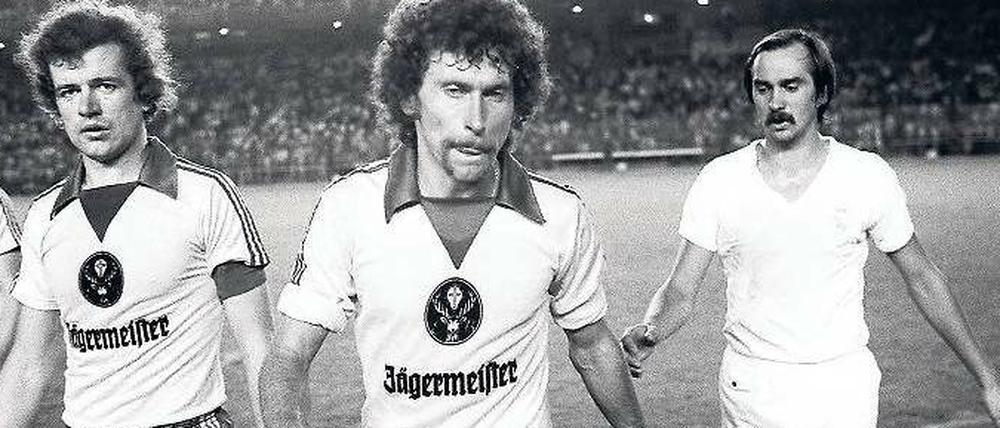 Als Paul Breitner (M.) von Real Madrid zur Eintracht nach Braunschweig wechselte. Das Ablösespiel gewann Real, mit dem damals juvenil wirkenden Uli Stielike (r.).