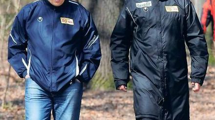 Präsident trifft Trainer. Dirk Zingler (l.) tauscht sich mit Uwe Neuhaus aus.
