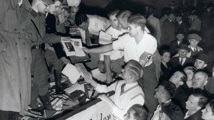 Vor 80 Jahren. Studenten sammeln Bücher für die NS–Bücherverbrennung auf dem Berliner Opernplatz, dem heutigen Bebelplatz. Am 10. Mai 1933 wurden hier und in vielen anderen Universitätsstädten „Bücher undeutschen Geistes“ – so der Nazi-Jargon – verbrannt.