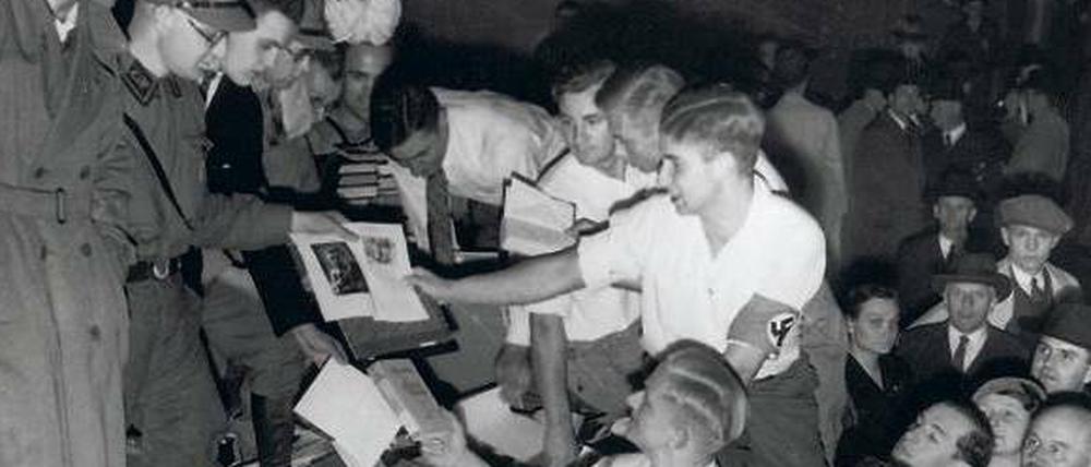Vor 80 Jahren. Studenten sammeln Bücher für die NS–Bücherverbrennung auf dem Berliner Opernplatz, dem heutigen Bebelplatz. Am 10. Mai 1933 wurden hier und in vielen anderen Universitätsstädten „Bücher undeutschen Geistes“ – so der Nazi-Jargon – verbrannt.