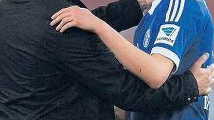 Gemeinsame Zukunft? Trainer Jens Keller (l.) und Jungstar Julian Draxler. Foto: AFP