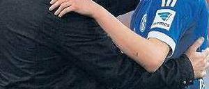 Gemeinsame Zukunft? Trainer Jens Keller (l.) und Jungstar Julian Draxler. Foto: AFP