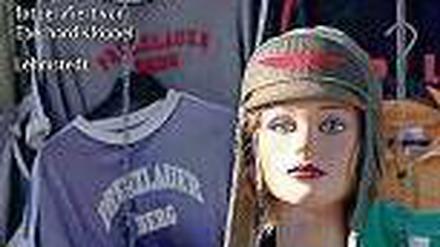Alles Asche. Erst 700 von 4000 Büchern waren verkauft, die Restauflage des Fotobuchs ist verbrannt. Einige Exemplare gibt es noch im Tagesspiegel-Shop am Askanischen Platz 3 in Kreuzberg. 