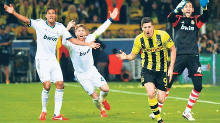 Im Abseits steht nur Real. Während sich die Spieler von Madrid beschweren, feiert Robert Lewandowksi das Tor zum 2:0. Foto: Reuters