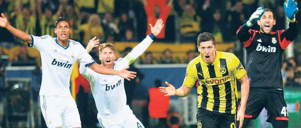 Im Abseits steht nur Real. Während sich die Spieler von Madrid beschweren, feiert Robert Lewandowksi das Tor zum 2:0. Foto: Reuters