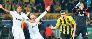 Im Abseits steht nur Real. Während sich die Spieler von Madrid beschweren, feiert Robert Lewandowksi das Tor zum 2:0. Foto: Reuters