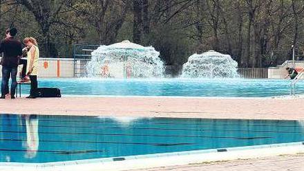 Jetzt geht’s los. Im Kreuzberger Prinzenbad ist alles für den Beginn der Badesaison bereit. Die Bäderbetriebe zogen hier eine positive Bilanz.