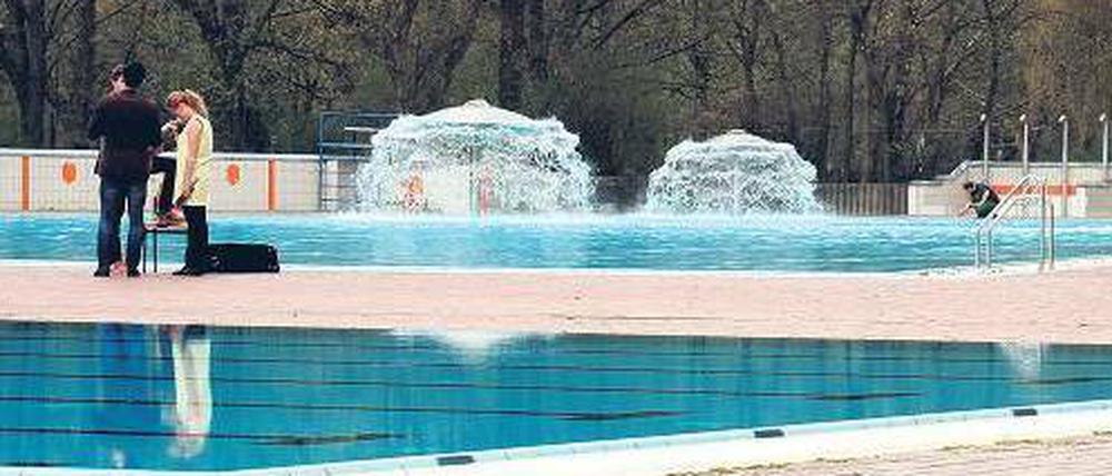 Jetzt geht’s los. Im Kreuzberger Prinzenbad ist alles für den Beginn der Badesaison bereit. Die Bäderbetriebe zogen hier eine positive Bilanz.