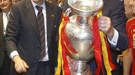 Der König und das Tafelsilber. König Jun Carlos mit der EM-Trophäe 2008.