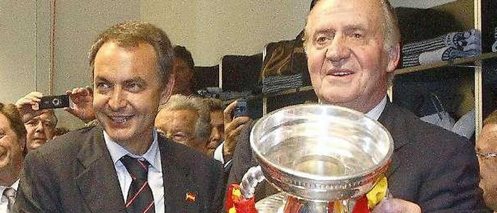 Der König und das Tafelsilber. König Jun Carlos mit der EM-Trophäe 2008.