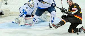 Enges Spiel. André Rankel (r.) vor dem finnischen Tor.