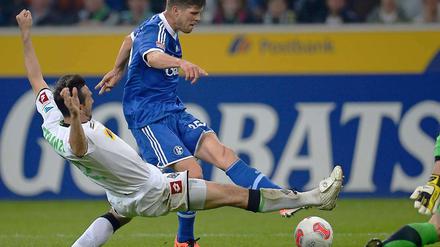 Schneller Holländer. Schalkes Klaas-Jan Huntelaar vor dem Gladbacher Martin Stranzl.