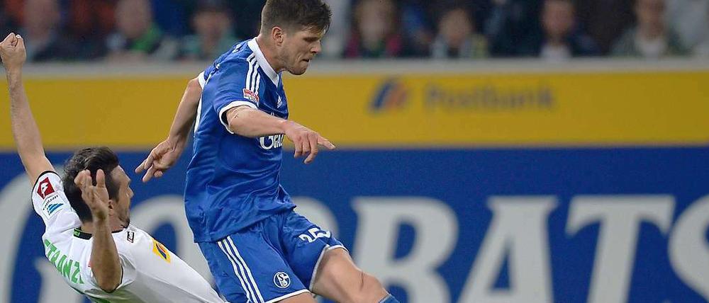 Schneller Holländer. Schalkes Klaas-Jan Huntelaar vor dem Gladbacher Martin Stranzl.