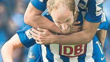 Ertrag nur in Halbzeit eins. Hubnik (u.) feiert sein Tor zum 3:0 mit Allagui. Foto: dpa
