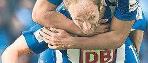 Ertrag nur in Halbzeit eins. Hubnik (u.) feiert sein Tor zum 3:0 mit Allagui. Foto: dpa