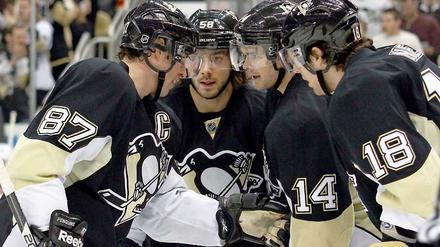 Meister unter sich. Sidney Crosby (87), Kris Letang (58), Chris Kunitz (14) und James Neal (18) von den Pittsburgh Penguins.