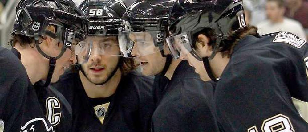 Meister unter sich. Sidney Crosby (87), Kris Letang (58), Chris Kunitz (14) und James Neal (18) von den Pittsburgh Penguins.