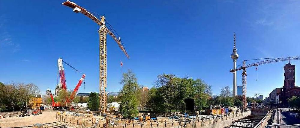 Megabaustelle. Im einstigen kleinen Park am Roten Rathaus und Nikolaiviertel - dem Marx-Engels-Forum - wird derzeit der Tunnel für die U-Bahnlinie U5 gebaut. 