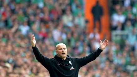 Machtlos: Thomas Schaaf muss mitansehen, wie seien Spieler eine 2:0-Führung noch verspielen. 