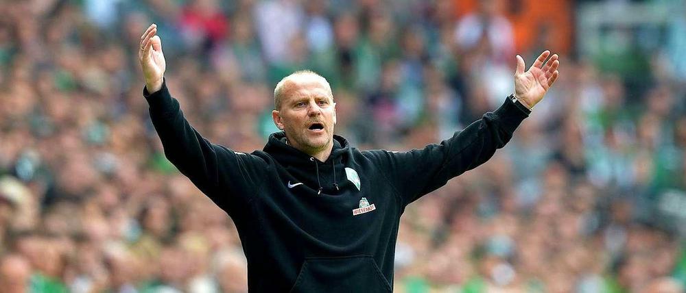 Machtlos: Thomas Schaaf muss mitansehen, wie seien Spieler eine 2:0-Führung noch verspielen. 